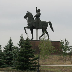 Ворошилов на коне памятник в Луганске